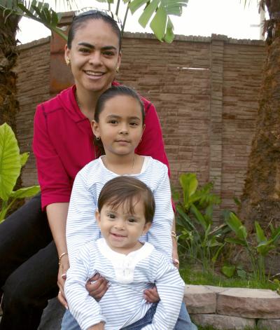 30 de abril 
Vicky Faccuseh con sus hijas Victoria y Bárbara Sánchez Faccuseh