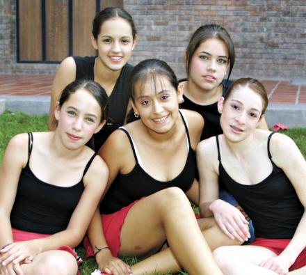 Priscila, Susy, Lidia, Ana y Tatys encuentran en la danza un espacio de esxpresión.