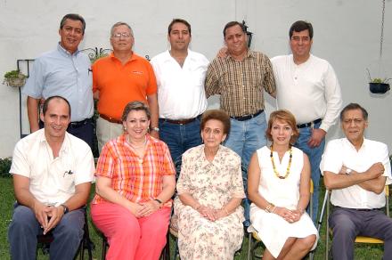 Sra. Josefina Martínez de Campa con sus hijos Alfredo, Francisco, Alfonso, Alberto, Enrique, Salvador, Fernando, Josefina y Susana, en la fiesta que le ofrecieron por su 80 aniversario.