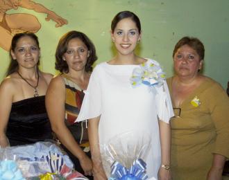 Karla Judith Tello de Mata con las organizadoras de su fiesta de regalos, que se ofreció en honor de su primer bebé que nacerá los primeros días de mayo.