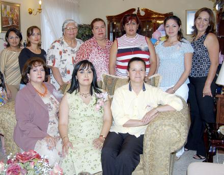 Patricia López de Gómez, rodeada de un grupo de amistades en la fiesta de regalos que le ofrecieron en honor del bebé que espera para próximas fechas.