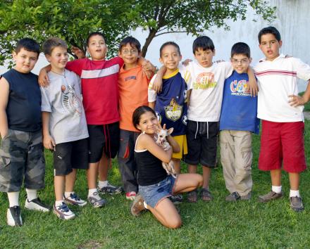  02 de mayo  
Víctor Yamil Dabdoub Velázquez con un grupo de amiguitos, en su fiesta infantil  con motivo de su noveno cumpleaños.