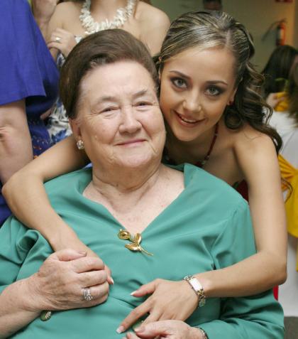 María Fernanada Jaime Rodríguez, captada en su despedida de soltera junto a su abuelita, señora Alicia Rodríguez de Rodríguez.