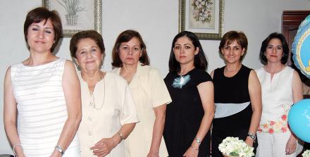 Helen Gálvez de Chapa acompañada de Nidia Tena de Chapa, Mary Chapa, Maricela Contreras, Rosalinda Reyes y Carmen chapa, en la fiesta de regalos que le ofrecieron  con motivo del próximo nacimiento de su bebé.