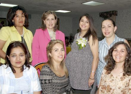 Lourdes Tello de Ciprés, con un grupo de amigas invitadas a su fiesta de canastilla.