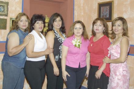  09 de mayo  
Nadia Berenice Gutiérrez Garay acompañada de sus amigas, en la despedida de soltera que le ofrecieron recientemente.