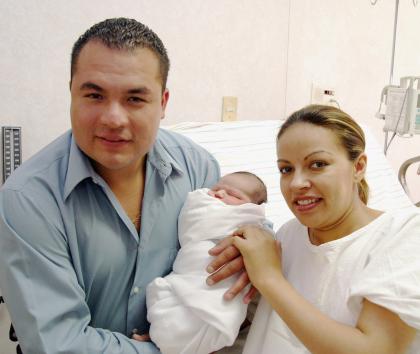 Juan Castañeda y Rosy Sánchez con su hijo Adams Castañeda.