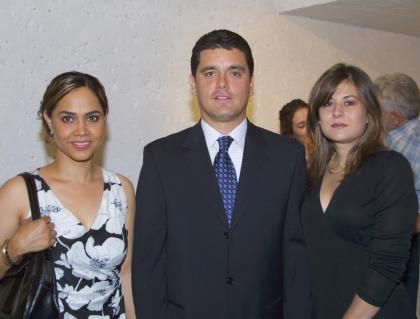 Paulo y Noelie Barba y Mariela Mijares de Gómez.