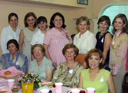 Dulce María González de Esquivel, acompañada de las asistentes a su fiesta de regalos.