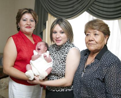 Agripina Gallegos Chávez, Patricia Anaya Gallegos, Claudia Patricia Marta de Rodríguez y la pequeña Avril Rodríguez Marta.