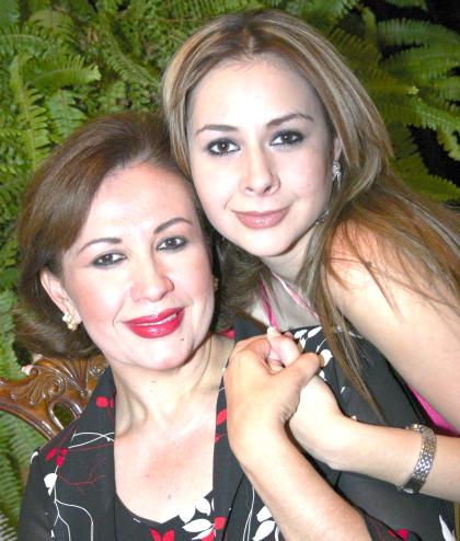 Covadonga Lorena del Moral Ávila y su hija Lorena.