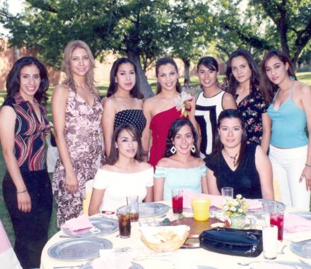 Carla acompañada de sus amigas  Michell Juárez, Leslie Hernández, Ana Sofía Tamayo, Evelyn Cuéllar, Olivia Espinoza, Estrella David, Ana Cristina Ayup, Rosana Celaya y Blanca Santelices.