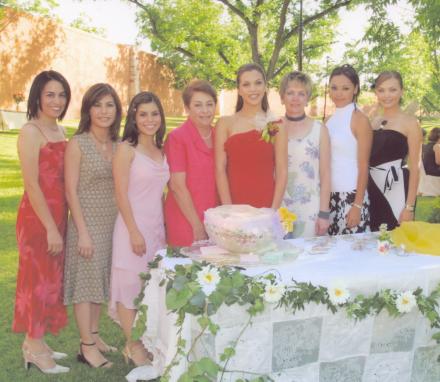  12 de mayo  
La festejada en compañia de Leonor Robles de Sánchez, Cristy Robles Olhagaray, Ileana Robles de Carrasco, Leonor Olhagaray de Robles, María Magdalena Ramírez de Romo, Malena y Meche Romo Ramírez.