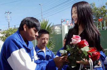 Las primeras en llegar fueron Miss Canadá y Miss Japón, en medio de fuerte custodia por parte del cuerpo de seguridad del concurso. 



Miss Japón, Eri Machimoto, realizó sendas visitas a escuelas y participó en actos privados.