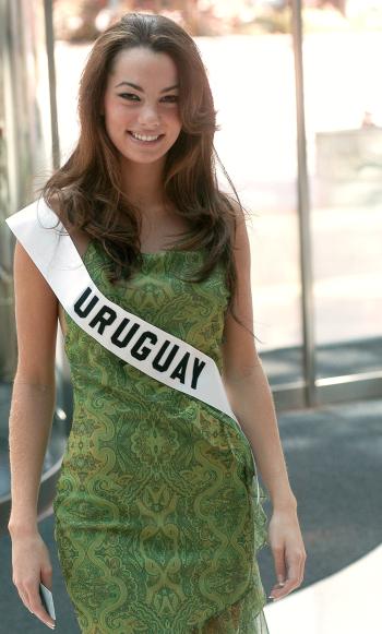 La señorita Uruguay, Nicole Dupont sonriente con los medios.

La televisión, radio y prensa, en una campaña nacional, destacan a cada momento que Quito y Ecuador ya es 'el centro de la belleza del mundo'.