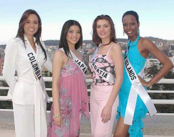 Catherine Daza Manchola, Miss Colombia ; Eri Machimoto, Miss Japón; Marijana Rupcic, Miss Croacia; y  Stacey-Ann Kelly, Miss Islas Caimán posaron en grupo