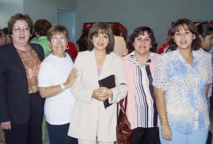  14 de mayo  

María Concepción Díaz, Norma Montoya, Ana Mendoza, Lili Martínez y Yolanda Martínez, en pasado acontecimiento social.