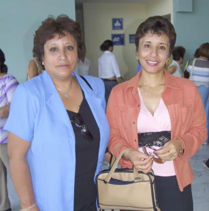 Elvira González y Blanca S. González, captadas en pasado acto social