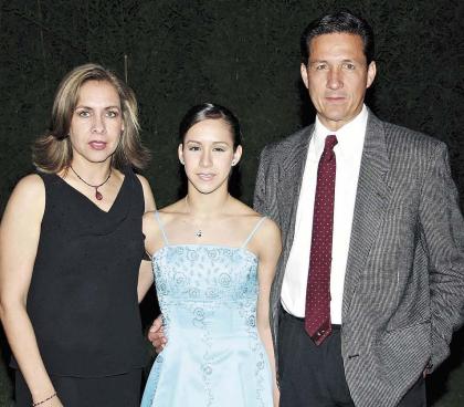 Astrid Allegre acompañada de sus padres, Alberto y Juanis Allegre en reciente festejo