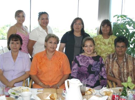 Adriana, Ernestina, María Elena, María de Jesús, María Elena, Alma, Juanita  y Rocío, educadoras del jardín de Niños Héroes de Chapultepec.