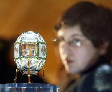 En la exhibición destaca el primer huevo imperial fabricado por Fabergé en 1885 a petición de Alejandro III como regalo de Pascua para su esposa, María Fiódorovna.


A partir de este presente comenzó a fraguarse una serie de huevos imperiales fabricados por los orfebres de la casa Fabergé exclusivamente para los zares y sus familiares y que constituyen una de las colecciones de joyas más valiosas del mundo.