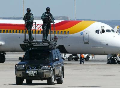 También se ha implementado un operativo de seguridad en el aeropuerto para garantizar el bienestar de amigos y familiares que llegan a la celebración nupcial.