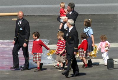 Mientras los novios supervisaron los últimos preparativos de la boda, los hijos de las infantas Elena y Cristina, que harán de pajes, ensayaron el recorrido que realizarán.
   El ensayo de Felipe, Victoria, Juan, Pablo y Miguel -cuyas edades oscilan entre los cinco y dos años- fue supervisado por las hermanas del heredero de la Corona española y la reina Sofía.