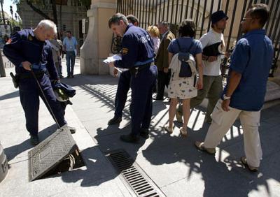 Aunque la seguridad en los grandes eventos como la boda real  ha alcanzado niveles de obsesión con la amenaza del terrorismo, la protección de las autoridades era también una preocupación hace un siglo, cuando Madrid vivió su ultima boda real con el enlace de Alfonso XIII.