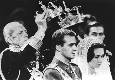 El Rey Juan Carlos y la Reina Sofía en el día de su enlace nupcial en esta foto de archivo del 14 de mayo de 1962