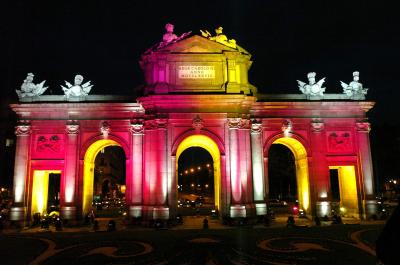 La madrileña Puerta de Alcalá ha sido iluminada dentro de las pruebas de iluminación realizadas en Madrid con motivo de la boda