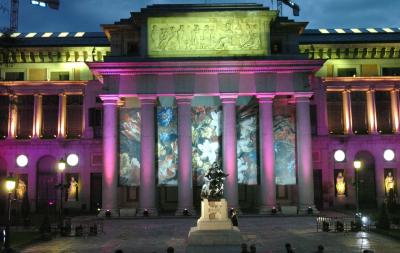 La fachada del Museo del Prado, situado en el madrileño Paseo del Prado ha sido iluminada dentro de las pruebas de iluminación realizadas en Madrid con motivo de la boda