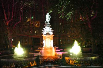 La fuente de Apolo, en el madrileño Paseo del Prado ha sido iluminada dentro de las pruebas de iluminación realizadas en Madrid con motivo de la boda.

Son numerosos los vecinos, turistas y curiosos que se han acercado como en días anteriores a los escenarios de la boda real para conocer de cerca los preparativos de la ceremonia, mezclándose con los centenares de periodistas de todo el mundo que preparan las instalaciones para la retransmisión del acontecimiento.

Más de 1.800 efectivos entre policías municipales, bomberos, médicos, enfermeros y voluntarios forman el dispositivo municipal de emergencia y seguridad previsto para mañana en Madrid.