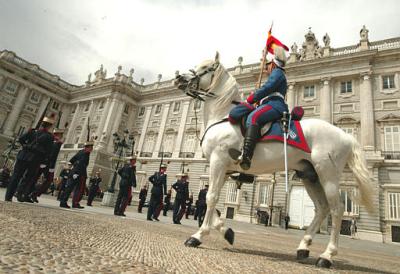 Considerado como el edificio más representativo de la Corona española y reservado únicamente para los actos solemnes de Estado, el Palacio Real, recubierto para la ocasión con una carpa, albergará además el banquete nupcial al que asistirán 1.400 invitados