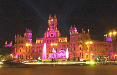 Miles de madrileños tomaron las calles del centro de la capital española para ver la ciudad engalanada e iluminada con motivo de la boda real.