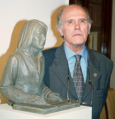 El artista Julio López Hernández posa junto a la escultura que ha realizado como regalo de bodas a la pareja real.