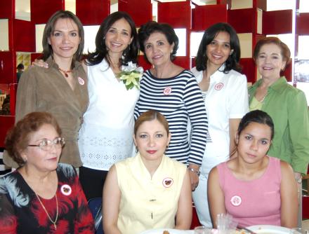 Imelda Vargas de Babrikowski, acompañada de algunas de las asistentes a su fiesta de regalos.