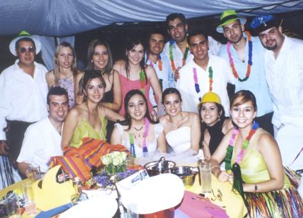 Jorge Mata Carlos y Patricia Acosta Rodríguez acompañados de un grupo de amigos en su banquete de boda.