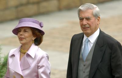 El escritor Mario Vargas Llosa y su esposa