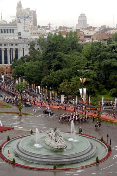 Desde primeras horas de la mañana y, a pesar del cielo gris y lluvioso de la capital española, empezaron a congregarse miles de ciudadanos de todas las edades y de diversas nacionalidades en los alrededores de los principales escenarios del enlace, la catedral de La Almudena y el Palacio Real.