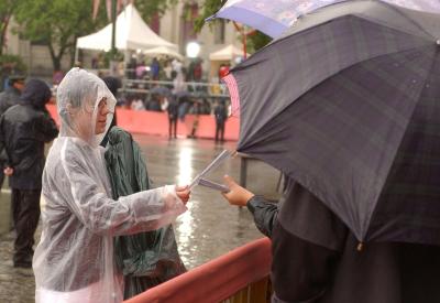 En medio de una pertinaz lluvia, que a lo largo del trayecto por el centro madrileño fue disminuyendo, una pareja sonriente en todo momento saludó a quienes durante horas se ubicaron detrás de las vallas de seguridad para verlos.