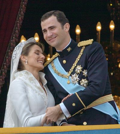 Miles de ciudadanos congregados en la Plaza de Oriente, aclamaron a los recién casados bajo un sol que tímidamente empezó a brillar en el cielo de Madrid.