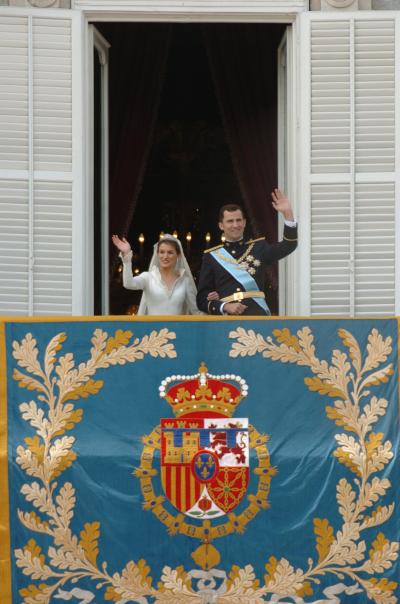 Los Príncipes de Asturias saludaron desde uno de los balcones del Palacio Real a los españoles, en una de las imágenes más esperadas del día .