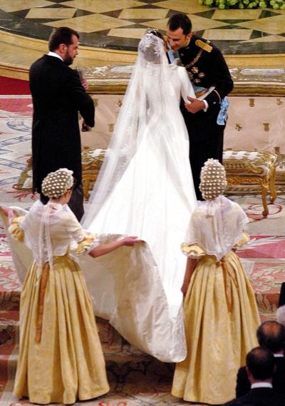 El cortejo de la familia real, en el que iba el novio con su madrina, la reina Sofia, sí pudo realizar el trayecto a pie aunque en los últimos metros debieron acelerar el paso a causa de la lluvia.