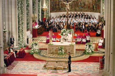 El príncipe Felipe esperó unos minutos solo en el altar hasta que llegó Letizia, ataviada con un traje del diseñador Manuel Pertegaz, que iba ceñido al talle y con cuello corola, de color blanco y realizado en seda natural valenciana con hilos de plata fina.