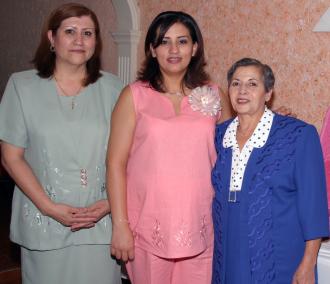 Claudia Rodríguez de MAnzo con las anfitrionas de swu fiesta de canastilla, Guadalupe Aurora Garay de Rodríguez y Evelyn Naser Waby.