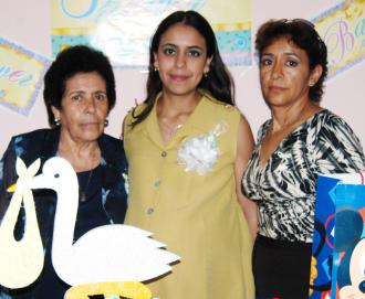  22 de mayo  
María Antonieta Medina de González en compañia de las organizadoras de su fiesta de regalos, Claudia Medina de Pérez y Socorro Frayre de Medina.