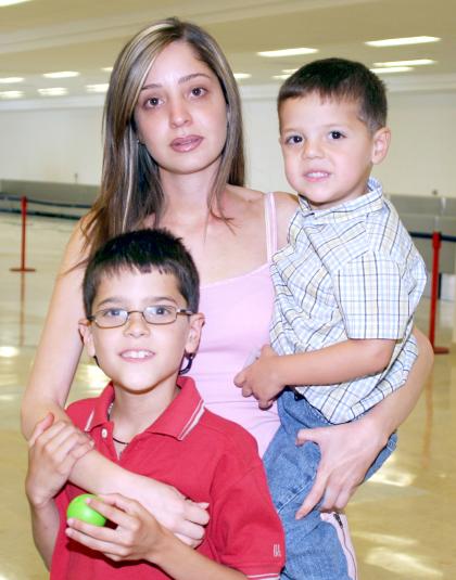 Andrea Valencia capatada con sus sobrinos, Javier y Joaquín Gómez.