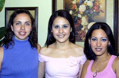 La festejada junto a sus amigas Susana Cerna Rivera y Dulce Cassio de Gutiérrez.