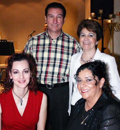  22 de mayo  
Rómulo Ruiz, Gloria Rodríguez, Cristina Ruiz y Adriana López, en pasado acontecimiento social.