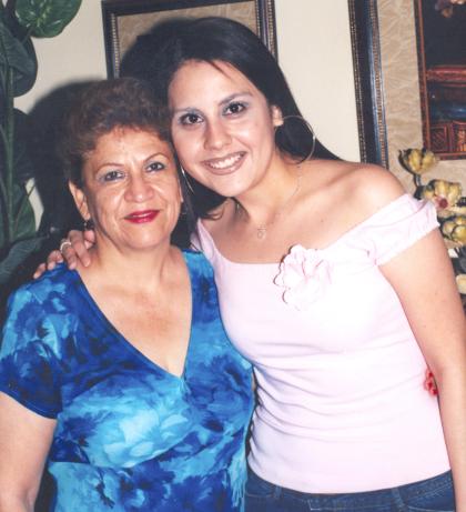 Cecilia Rebolloso Ibarra captada en su fiesta de cumpleaños con su mamá, María Antonieta Ibarra Fernández.